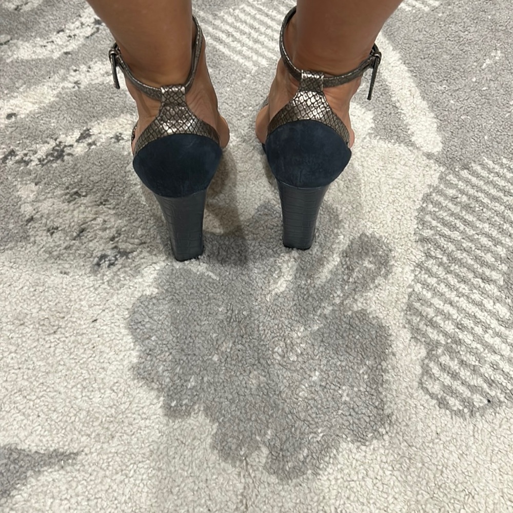 Pour La Victoire Blue Suede& Gunmetal Pumps! - Picture 7 of 9